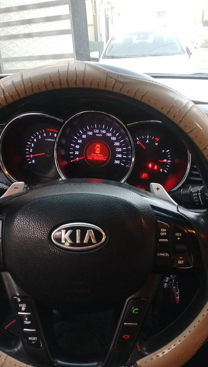 السلام عليكم...
كيا اوبتيما 2012 خليجي
محرك 2000 دوش...كير ومحرك خير من الله سياره كلش نضيفه 
الون ابيض صدفي والداخل بيجي واسود
السياره باسمي حرف..و..
بيه رصعه بخشم البنيد كد 4اصابع...
وشخط باب السائق  والجاملغ مصبوغ للنص بدون معجون...
مكاني بغداد حي الشباب 
السعر..127$
وبيه مجال بسيط حك الجيه
***********
اتصل وتدلل
