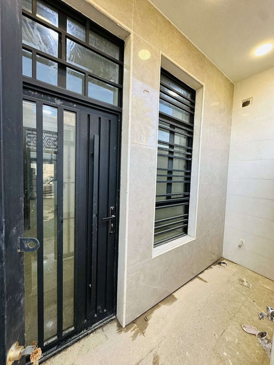 ياالله مشتمل  #للبيع 
المساحه ٤٠ 
الواجهه ٤ والنزال ١٠ 
المشتمل ٣طوابق 
الموقع / حي العقاري ضباط الكويتي 📍
يحتوي / استقبال وغرف نوم عدد ٢ وخدمات 
للمعلومات اكثر مراجعه مكتب القريشي للعقار
***********
***********
