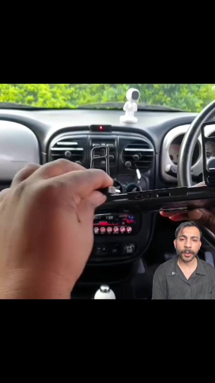 السعر 25 الف 🔥
مرآة السيارة الذكية Vehicle Blackbox DVR - كاميرا مزدوجة وشاشة 4.5 بوصة

• الموديل: Z-3061.

كاميرا داش كام متطورة مدمجة داخل مرآة الرؤية الخلفية، تمنحك تسجيلًا كاملًا للطريق من الأمام والخلف مع شاشة عرض مدمجة لتعزيز أمان قيادتك.

• شاشة عرض مدمجة: تأتي بشاشة مقاس 4.5 بوصة من نوع TFT مدمجة في المرآة لمتابعة التسجيل مباشرة.

• تصوير عالي الدقة: تدعم تسجيل الفيديو بدقة Full HD 1080P لضمان وضوح التفاصيل والصور.

• عدسة واسعة الزاوية: مزودة بعدسة رؤية عريضة (Wide-angle lens) بزاوية 170 درجة لتغطية أكبر مساحة ممكنة من الطريق.

• نظام تسجيل الطوارئ: يحتوي على مستشعر G-Sensor الذي يقوم بحماية الفيديوهات من المسح عند حدوث اصطدام.

• خاصية الرؤية الليلية: تدعم تقنية Night Vision لتحسين جودة التصوير في ظروف الإضاءة المنخفضة.

• مراقبة ذكية: تدعم ميزات اكتشاف الحركة (Motion Detection) والتسجيل الدوري (Cyclic Recording) لضمان عدم توقف التسجيل.

المواصفات:
• دقة الفيديو: 1920x1080P / 1280x720P.
• صيغة الفيديو: MOV (H.264, Audio: AAC).
• تخزين الذاكرة: تدعم بطاقة ذاكرة TF حتى 32 جيجابايت كحد أقصى.
• البطارية: مدمجة بسعة 150mAh.
• واجهة الطاقة: 12-24V 2A.
• اللغات: تدعم لغات متعددة.
• الميكروفون والسبيكر: مدمج داخل الجهاز.

محتويات العلبة:
• مرآة الرؤية الخلفية المزودة بالكاميرا والشاشة.
• كاميرا خلفية إضافية.
• وصلات التركيب والطاقة.


**إذا كنت صاحب هذا الإعلان وتريد حذفه لأي سبب، رجاءا أرسل رسالة إلى الدعم الفني**