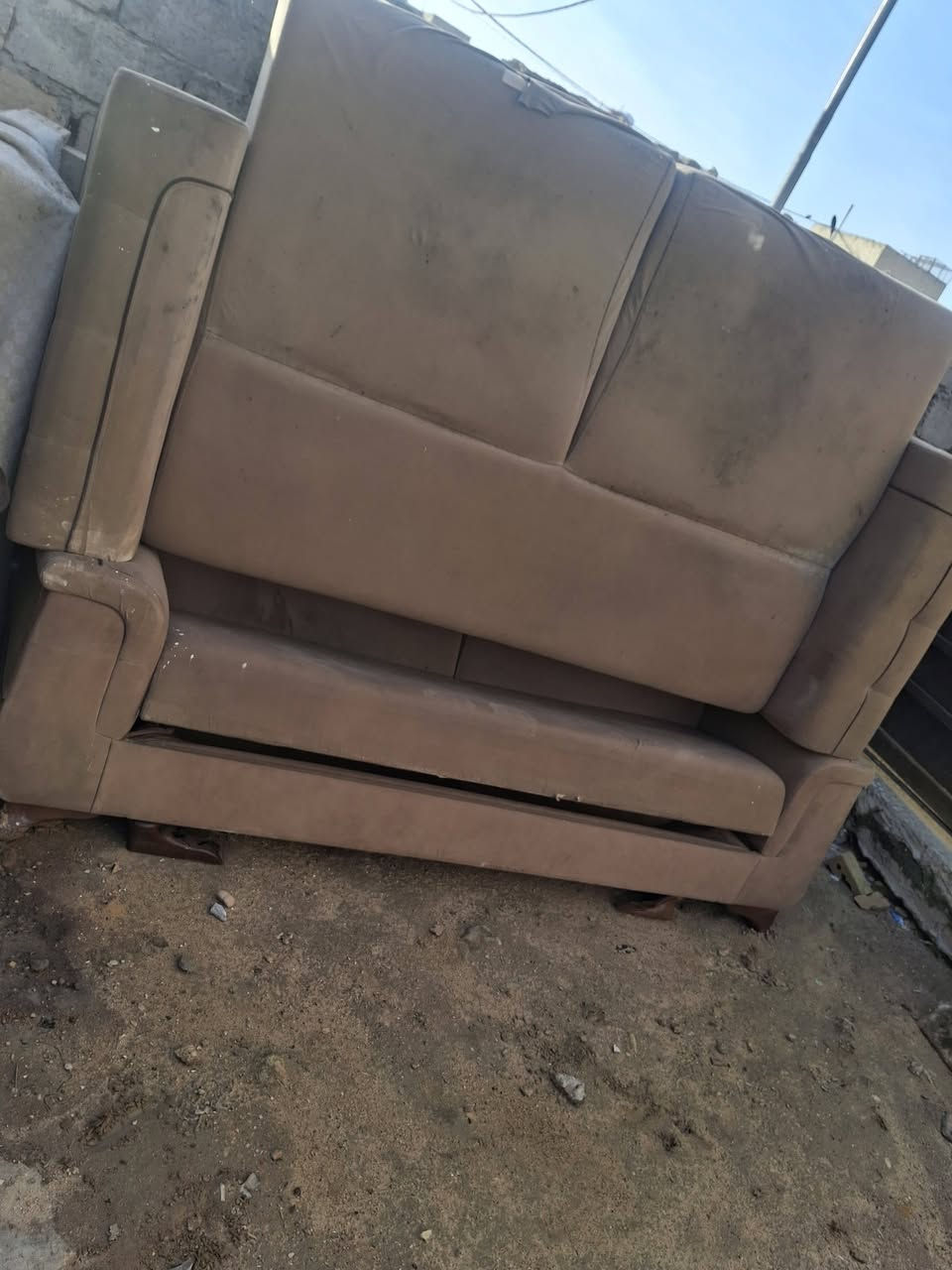 السلام عليكم 
 أغراض بيت بيع مستعجل 
كل شي وسعره 
غرفه تركي ١٥٠
كاونتر ٧٥ 
تخم قلاب جربايه ١٠٠
العنوان البوبيات 
***********
