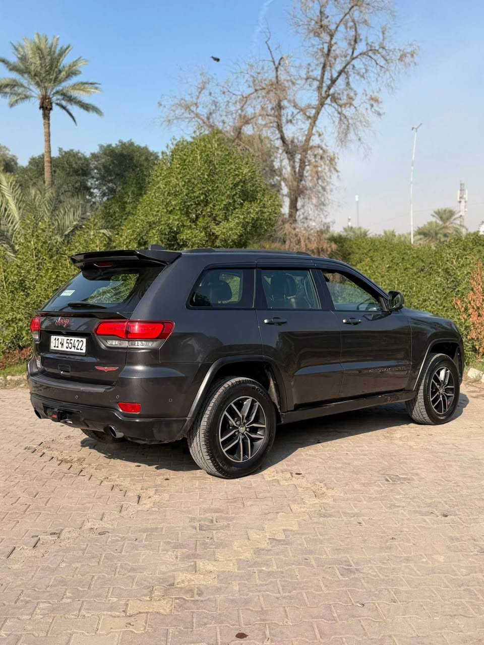 السلام عليكم
جيب ترايل هوك موديل2017

وارد امريكي
 فوووووول مواصفات
فول فول مواصفات جكات رادارات 

ماشيه 114الف ميل 

كير مكينه على وضع الشركه شرط 

الموديل :"2017 . (امريكي) . 
المحرك ". 8v 5700 .
العداد : 114الف ميل  فقط .
اللون : رصاصي 
حادثها : فقط باب صدر نص صبغ 
بدون ايرباك 

المواصفات :
* دفع رباعي 4x4 
* نظام تعليق هوائي (جكات)
* قيادة ذاتية مع فرملة طوارئ
* رادار امامي مع مانع تصادم
* نظام الرؤية الليلية
* تحذير الخروج عن المسار 
* تحذير النقطة عمياء ⚠ 
* تعديل وضعيات مقود السائق 
* مرايا تعتيم ذاتي
* المرايا الجانبية قابلة للطي كهربائيا مع تعتيم ليلي
* سقف بانوراما
* المصابيح الأمامية زنون 
* كشافات الضباب زنون 
* دخول ذكي
* تشغيل عن بعد 
* الصندوق الخلفيي كهربائي 
* ذاكرة لحفظ وضعيات الجلوس للسائق
*غرفة السيارة بالكامل من الجلد مع تطريز خيط احمر
* المقاعد الأمامية كهربائية
* المقاعد الأمامية تبريد وتدفئة
* المقاعد الخلفية تدفئة
* انارة داخلية LED متعددة الالوان 
* حساسات امامية
* حساسات خلفية 
* 5 راكب 
* مانع تصادم خلفي وامامي( فرملة طورائ ) 
* محدد سرعة 
* نظام بريك اوتماتيكي

السعر :(225) وبي مجال بسيط
225ورقة

للاستفسار الاتصال على الرقم :*********** ✅
مكاني بغداد كاظميه
