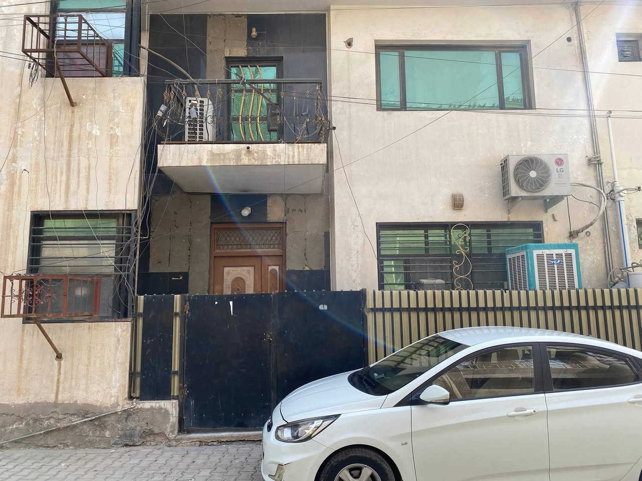 بيت للبيع الغدير محلة 706 مساحة 68 متر واجهة 10 امتار ثلاث طوابق ( هول ومطبخ وثلاث غرف نوم غرفتين سويت وثلاث حمامات ) للتواصل ***********
