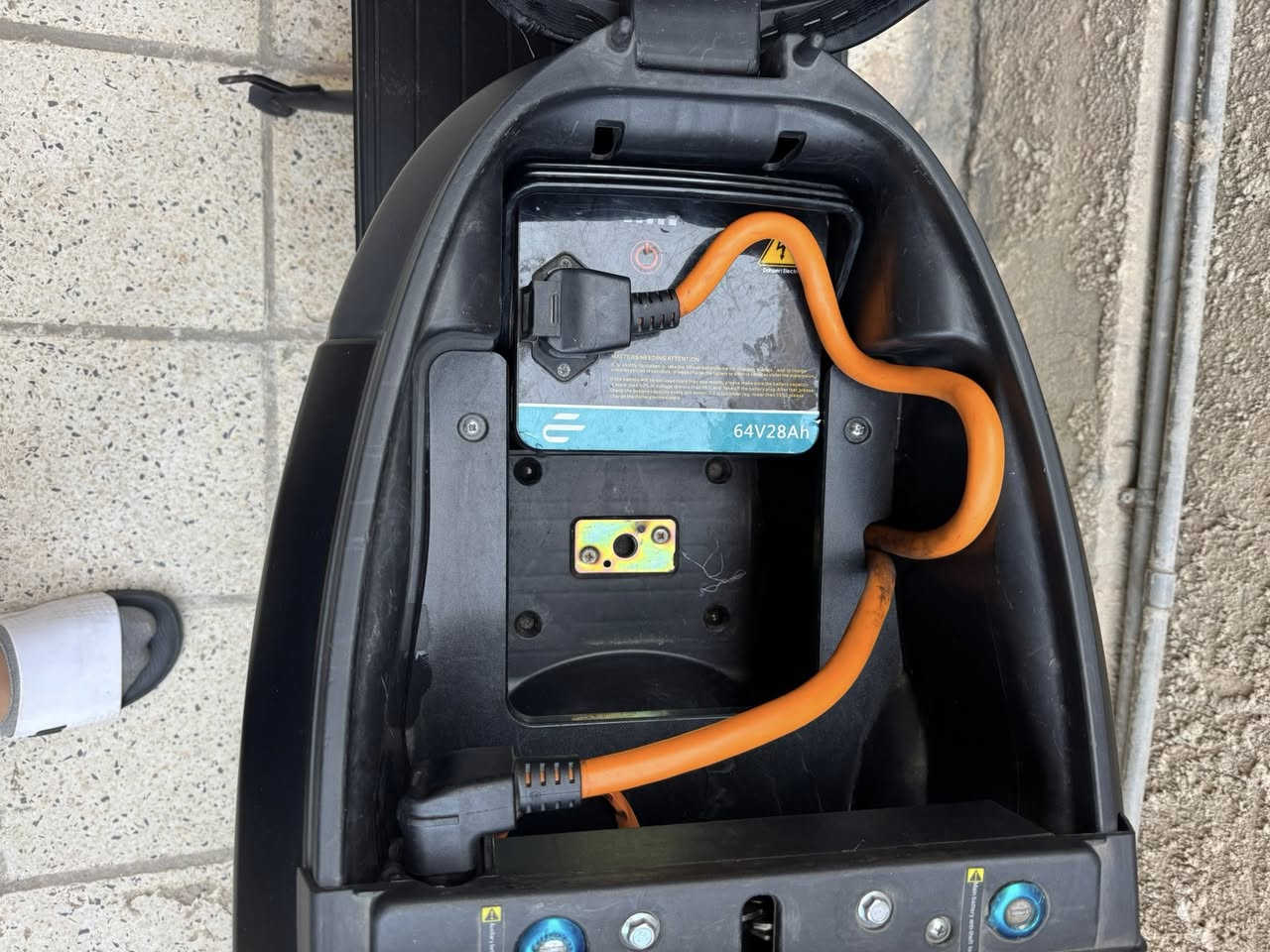 السلام عليكم دراجه شحن كوريه كوريه مو صينيه لا ملف كلجات وقايش مثل الدراجه البانزين بطاريه ليثيوم تايرات جوبلس نضام بك سمارت سبورت وهسة الدراجه قايشهة مكطوع يرادلهة قايش ب 35 الف سعر الدراجه 950 وبيهة مجال مكان بغداد المشتل ***********
