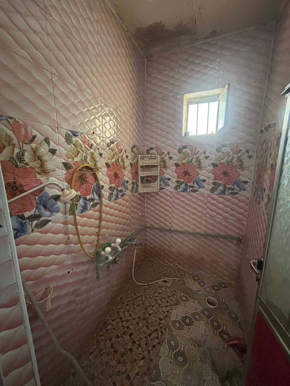 بيت للايجار مرتب في شارع سالم 200م يحتوي على اربع غرف نوم وصاله ومطبخ وصحيات  واستقبال وكراج وحديقة 
للاستفسار الاتصال على الرقم الموجود ***********
