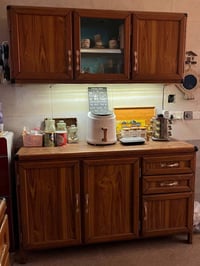 أغراض منزل بحالة جيدة 1- كاونتر متر ونص + سنك (100) الف  2-  مكتبة صاج...