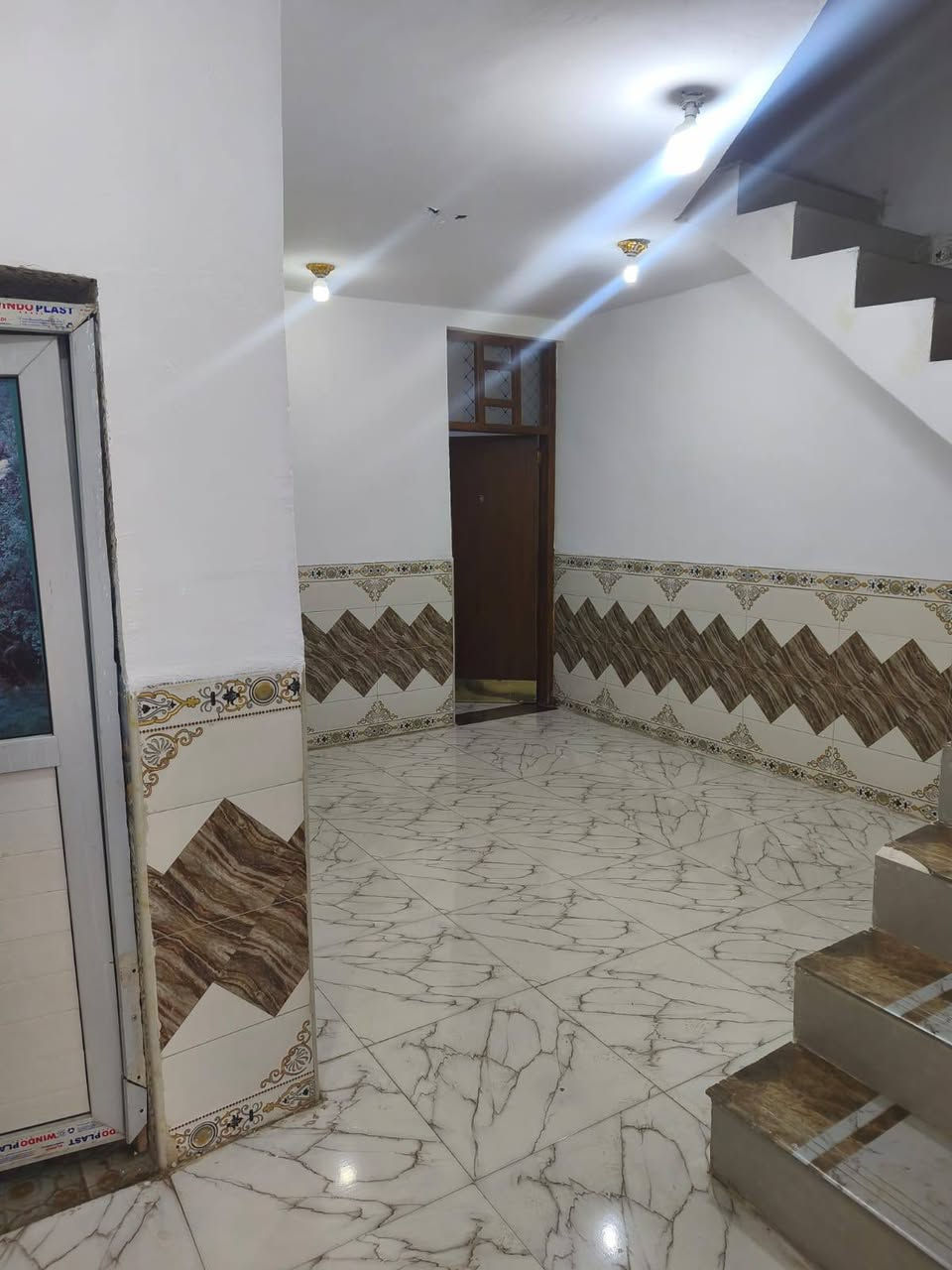 بسم الله الرحمن الرحيم 
مشتمل ١٠٠ متر في حي الحكيم مقابل الدبية الثانية 
يتكون من غرفة نوم عدد ٢ وحدة وحدة جوة 
واستقبال ومطبخ وصحيات شارعة ١٠ 
للاستفسار الاتصال 
***********
