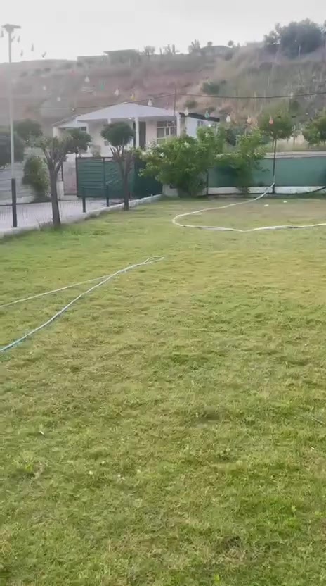 يتوفر مزرعه في دهوك تبعد عن مركز المدينه
ربع ساعة 
المزرعة تحتوي على غرفة 
وهول گعده 
وحديقة واسعه
و مسبح 10*5
و تحتوي على جلسة حوالين المسبح 
و كهرباء ⚡️ ماء 💦 24 ساعة 
السعر 🔥 
للحجز و الاستفسار 
*********** واتساب
