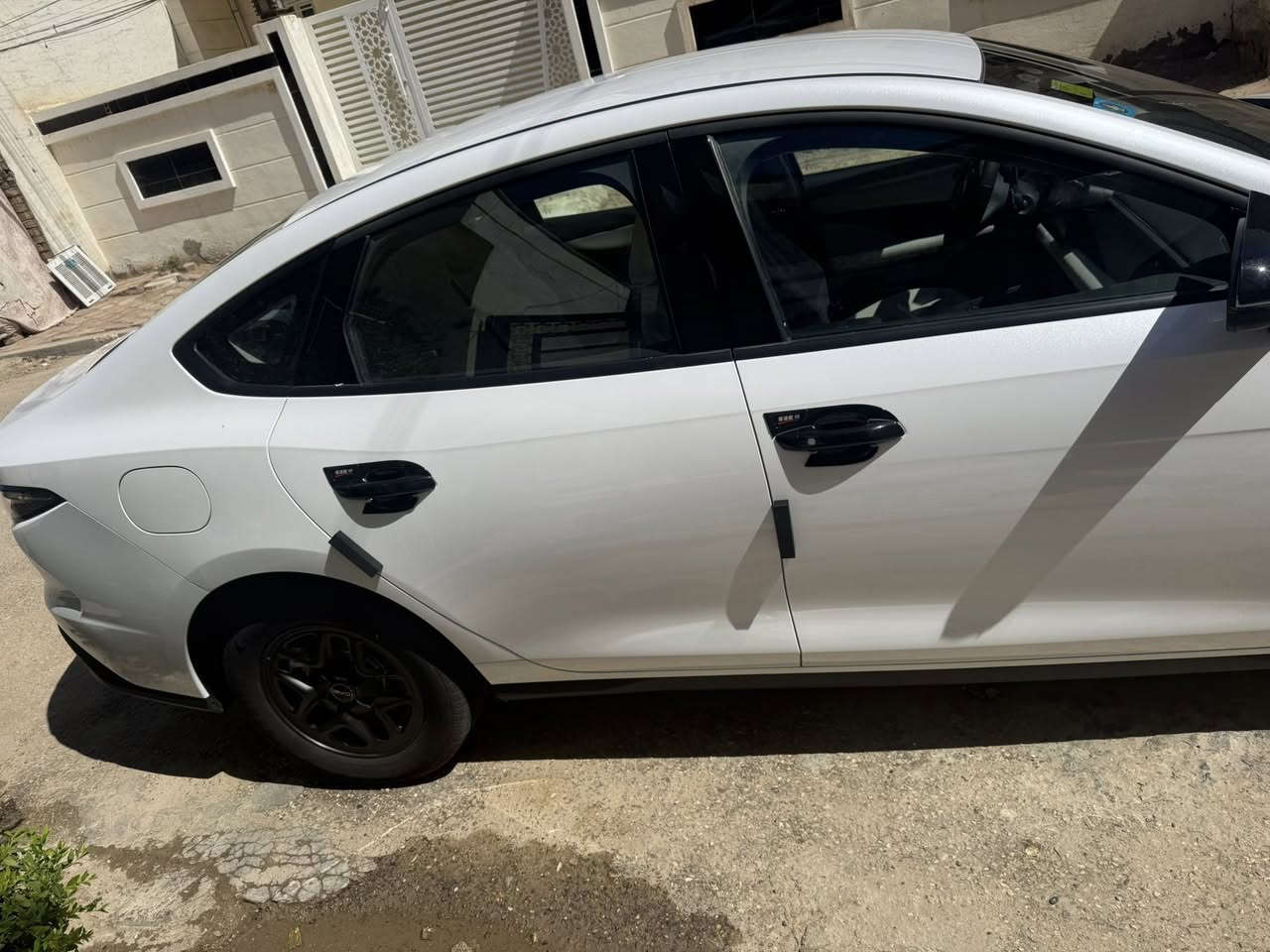بي واي دي سيل ٥وكفاله
ما عدى طخه بسيطه حيل بل كفر مال دعاميه من جوه 
ماشيه ١٤. الف 
رقم بغداد حلو مرتب
مواصفاتها معروفه 
لد كامل بيبان وسماعات ودشبول معروف سعره 
كاعيات حوضيه الاصليه 
يدات بوب وبطانه نيكل 
سياره جديده بمعنى الكلمه 
بغداد المحموديه 
***********
سعرها ١٩٣٠٠
سياره مصوف عليها مو فارغه

