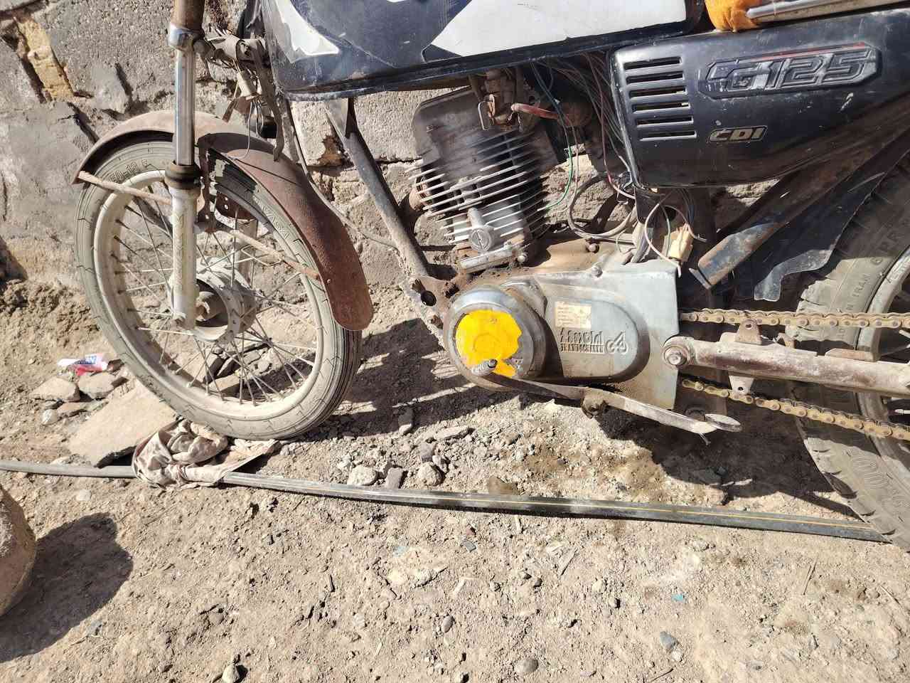 دراجه كلك كلك كلك للبيع الدراجه شغاله وشرط هندر واحد مكينه ارشه ويل خلفي وتايات وجوب خلفي كله جديد زنجيل جديد  الدراجه شايله روحه مال شغل تروح وترجع بيهه 
وابيعك. كووم حديد 
السعر$100
***********

