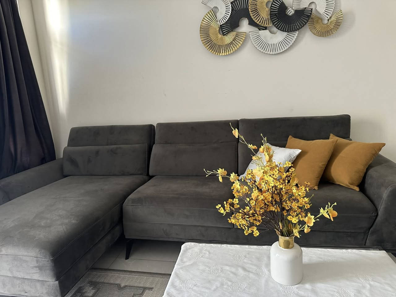 تخم زاوية لون رصاصي
بحالة ممتازة جداً
قماش ناعم ومريح
واسع ومناسب للعائلة 
 مع كرسي مفرد بنفس اللون
مستخدم استخدام خفيف
تصميم عصري وأنيق يناسب جميع الديكورات
السعر 600
مكاني السيدية


**إذا كنت صاحب هذا الإعلان وتريد حذفه لأي سبب، رجاءا أرسل رسالة إلى الدعم الفني**