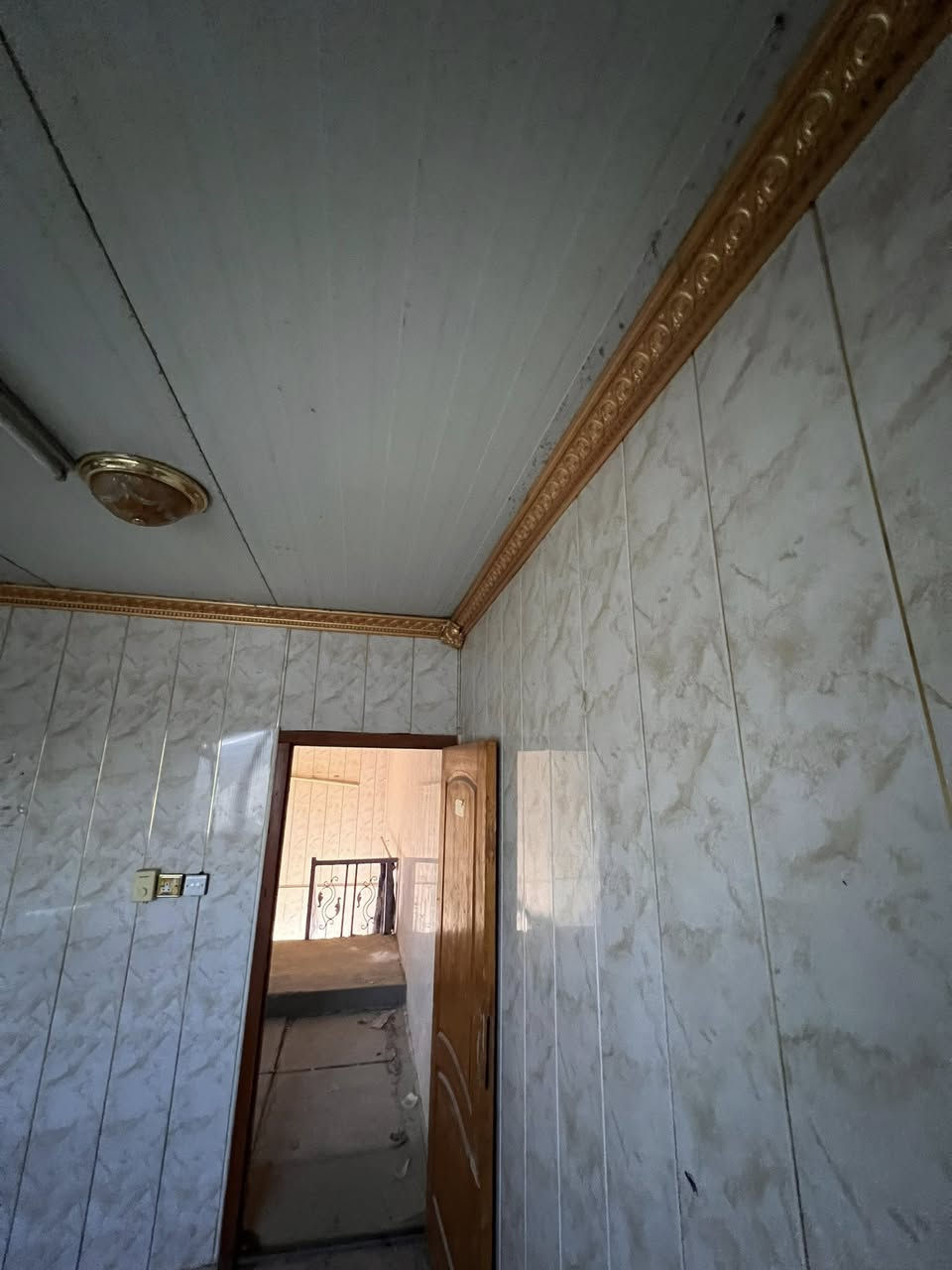 السلام عليكم بيع مستعجل ساندويچ بنل بيت بمساحة 70 م
يحتوي على غرف عدد 2 وحولي 

شبابيك 3 وباب اللمنيوم 

تغلييف كامل 

السقف يحتوي على قطعتين ومرده امطار 

باب خشب عدد2 

كما موضح في الصور 

حديد قالب كامل مع سطح جينكو 
تاسيس كهرباء كامل 

سقيفه خارج البيت جينكو 
ابيع الساندويج والحديد وكلشي كامل شلع 

العنوان بغداد الدورة 

للاستفسار الاتصال على *********** واتساب
