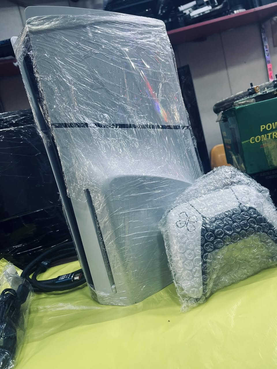 بلي 5 بحالة الوكالة سلم اوربي كامل ملحقات 700 الف فقط للتواصل هاتف ***********
