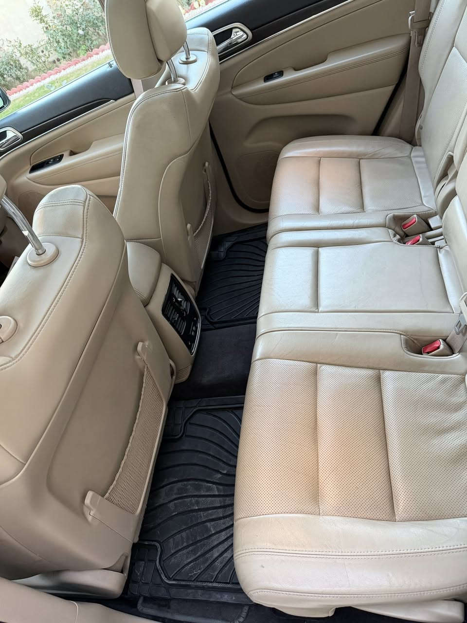 السلام@ عليكم جيب جراند شيروكي لمتد فول مواصفات ماشية 98 الف ميل موديل 2017 خليجي سعرها 26.000$ وبيها مجال بسيط للتواصل ***********
