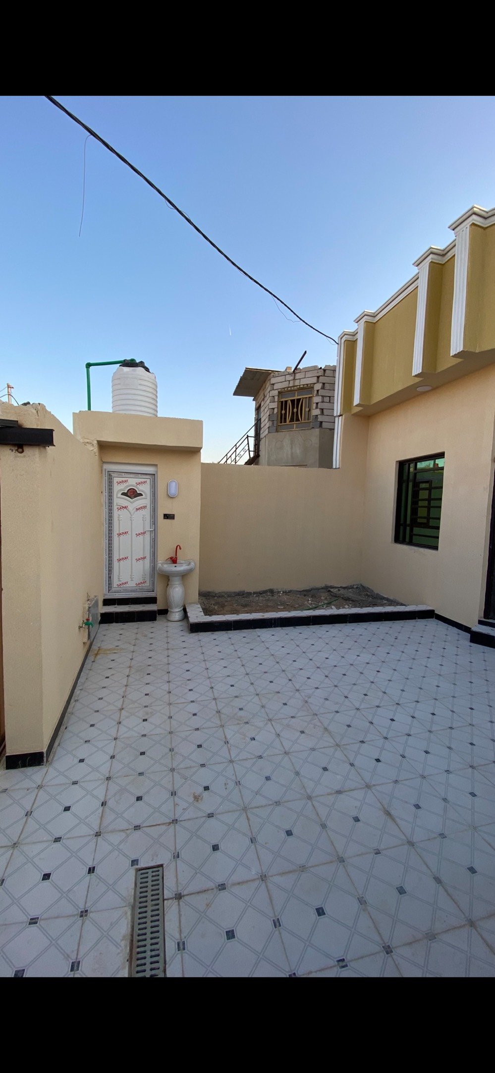 البيت للبيع مكون من واجهة عصرية وتصميم داخلي حديث. يتميز بأرضيات سيراميك جميلة ونوافذ توفر إضاءة مناسبة لجميع الغرف. مدخل واسع يفتح على غرفة استقبال وأخرى للعائلة. البيت فيه فناء خارجي مع مكان لحوض الزرع. مثالي للعوائل الباحثة عن الراحة والخصوصية. موقعه قريب من الخدمات الأساسية والمدارس.