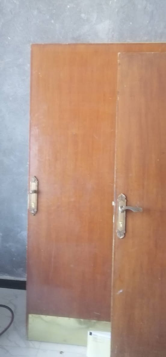 بيبان خشب للبيع مستخدم عدد 4بدون جرجوبه الشراي يتصل ***********خاص مفتوح
