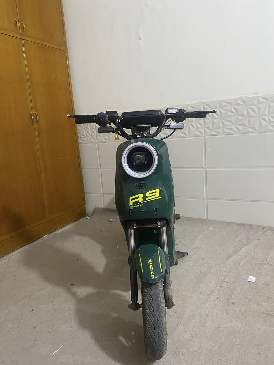 السلام عليكم دراجه R9  2026 بطاريات 32امبير 5بطاريات كلهن نضيفات شاحنته الاصليه صارله اقل 5 من طالعه من الوكيل الشحن مالهه حلو وما تصرف السعر 375 وبيه مجال قليل
الرقم :***********
