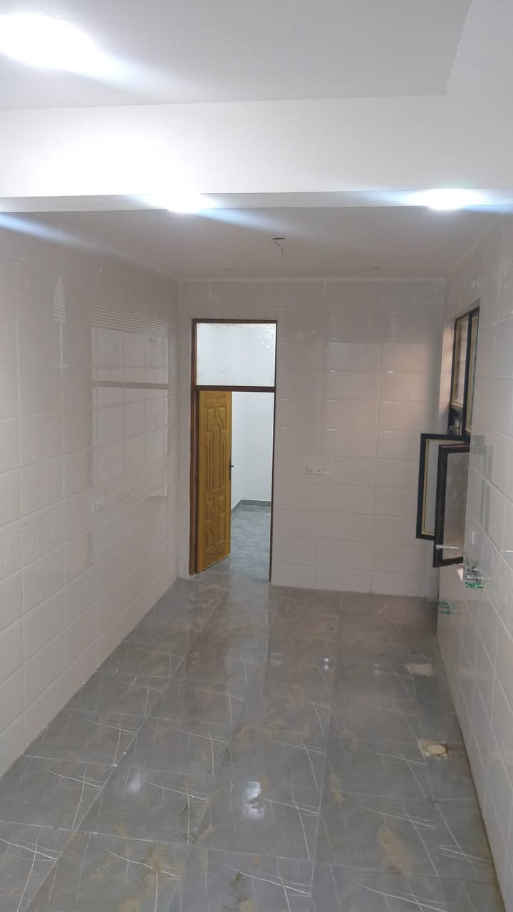 السلام عليكم دار سكن للبيع حديث البناء طابوق درجة اولى غير مسكون في الكوت منطقة حي الحكيم نزلة  افران الهادي مساحتة 100م وشارعة 10م البناء طابوق درجة اولى والسقف صب مسلح والارضية والجدران سيراميك ويتكون البيت من غرفة وصالة ومطبخ واستقبال وصحيات داخلية وخارجية ومرقم من قبل البلدية السعر 44 وبي مجال الاستفسار الاتصال على هذا الرقم ***********
