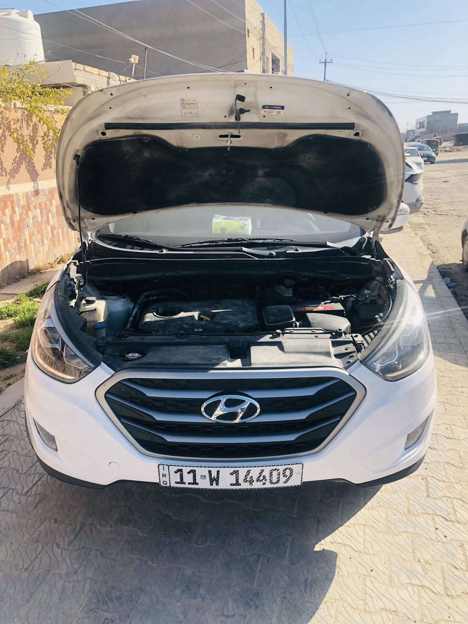 السلام عليكم 
توسان ٢٠١٥ خليجي 
 رقم بغداد دولي 
مبدل بنيد وبيها شخوط خفيفة
تبريد قطعتين ثلج
بـ ١٤٥ ورقة وبيها مجال للشراي 
مكانها بغداد ابو غريب 
***********
