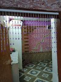 بيت مية متر للبيع يم مدرسه السجاد بشارع السعود مبني بلبيت غرفه وصاله و...