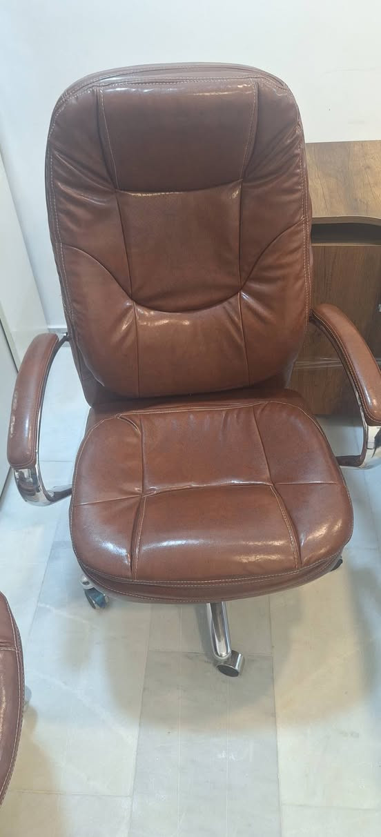 السلام عليكم
للبيع كراسي مكتبية عدد 5
3 ثابتة نظيفة جدا 
2 متحركة نظافة متوسطة 
السعر
250 الف دينار  
للتواصل خاص


**إذا كنت صاحب هذا الإعلان وتريد حذفه لأي سبب، رجاءا أرسل رسالة إلى الدعم الفني**