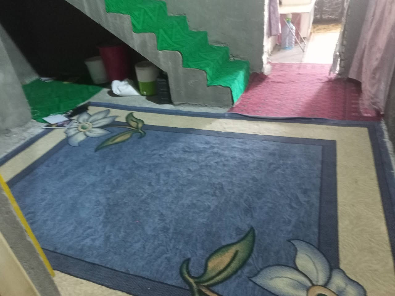الدار للبيع مساحته ١٥٥م البيت يحتوي على غرفتين نوم وصاله واستقبال ومطبخ وصحيات بيتونه طابوق وصب مسلح البيت ملبوخ  فقط شارع الوائليه على شارع عريض ١٦ باسمي مرقم بلديه ماء كهرباء كامله السعر ٥٠ وبيه مجال رقم الجوال ***********
