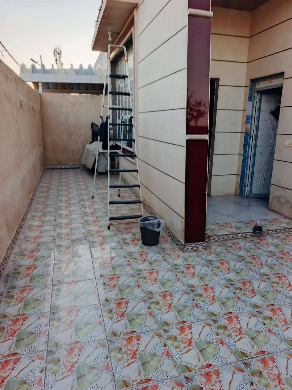 #بيت_للبيع_مجمع_ابن_يقطين 
#السماوة
مساحة ٢١٩/م ركن شارعين ٢٠
مطلوب ٤٠ للمصرف العقاري التسديد الشهري ٦٠٠ شهريا
طابقين الاول غرفتين صالة مطبخ استقبال خدمات صحية داخلية و خارجية كراج
الثاني ٤ غرف نقص ابياض مع حمام كامل
للاستفسار اكثر الاتصال على مكتب البلاد للعقارات في السماوة 
***********
