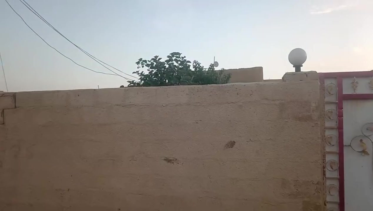 يالله السلام عليكم بيت مع ارض المساحة دونمين كميت نهر سعد تبعد عن الشارع العام ميت متر متوفره كافه الخدمات كهرباء وماي الاتصال ع الرقم ***********
