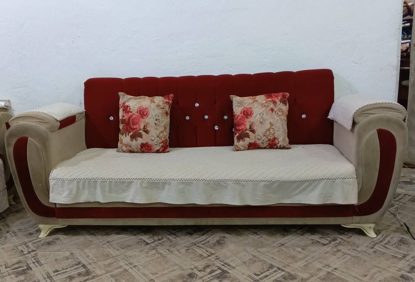 السلام عليكم
تخم كامل للبيع يتكون من 3 قنفات وكرسين 
ب 350 الف وبي مجال رقم الهاتف / ‏‪***********
