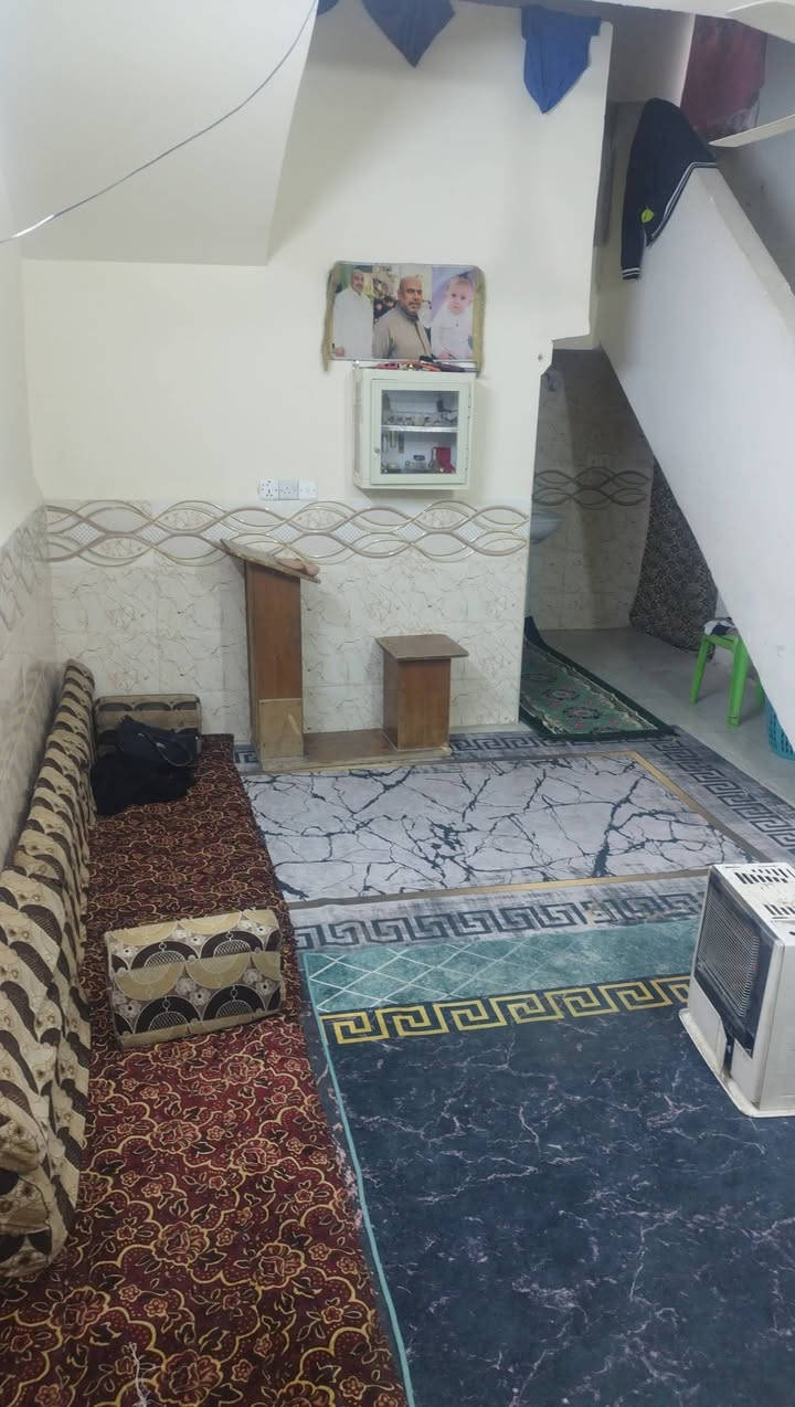 السعر 220  للشراي اني صاحب البيت العنوان
كربلاء حي القادسيه
المساحه 200 متر 
البيت بي 3  غرف وصاله ومطبخ واستقبال وصيحات 2 كافه الخدمات البيت عكاده
اخوان كافه الخدمات موجوده مدراس يمك ع شارع سيارت الولايه ع الشارع البيت سادس بين ع الشارع مدرس يمك مستشفى التركي تبعد عنك كيلو 
لاستفسار ***********
