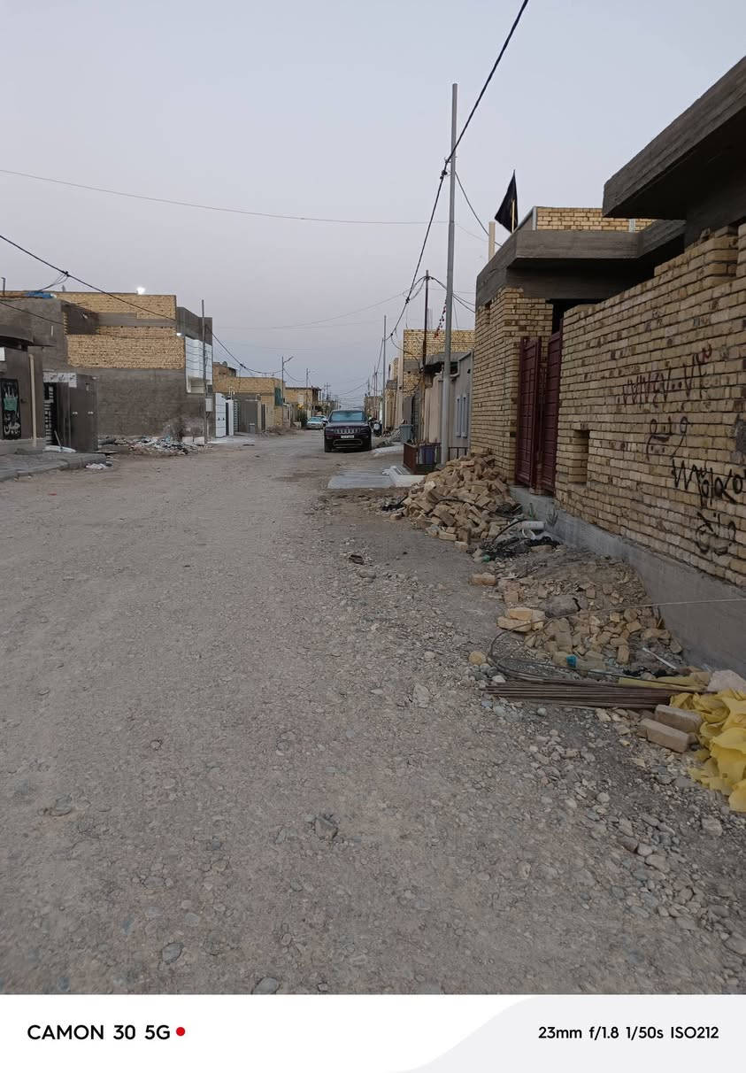 ب25 قفل 🔏مال بيع الشراي يخابر رفته مربعه ١٠×١٠ بصف ركن كامله
*********** وساب 

*********** وساب

اني صاحب الارض
