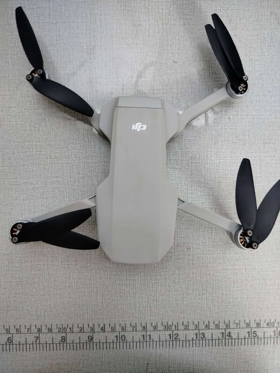 سلام عليكم متوفر درون دي جي اي مني تو  للبيع درون جديد لوك.   سعر 600الف   ......                                                 رقم وتساب ***********      مواصفات  درون هي.     درون DJI Mini 2 هي واحدة من أفضل الدرونات الصغيرة في السوق، وتتميز بالعديد من المواصفات الرائعة. إليك بعض المواصفات الرئيسية:::

- *الوزن*: 249 جرام
- *دقة الكاميرا*: 4k.60fps
- *مدى التحكم*: 10 كم
- *مقاومة الرياح*: مستوى 9
- *التكبير الرقمي*: 4x
- *زمن الطيران*: 31 دقيقة
- *نظام النقل*: OcuSync 2.0
- *الاستقرار*: 3-axis (tilt, roll, pan)

الدرون تأتي مع العديد من الميزات الذكية، مثل:
- *QuickShots*: أوضاع تصوير مبرمجة مسبقًا
- *Hyperlapse*: تصوير فاصل زمني
- *Panorama*: تصوير بانورامي
- *تتبع الأهداف*: تتبع الأهداف تلقائيًا

الدرون متوافقة مع تطبيق DJI Fly، الذي يتيح لك التحكم في الدرون وتحرير الصور والفيديوهات بسهولة ¹ ² ³.
