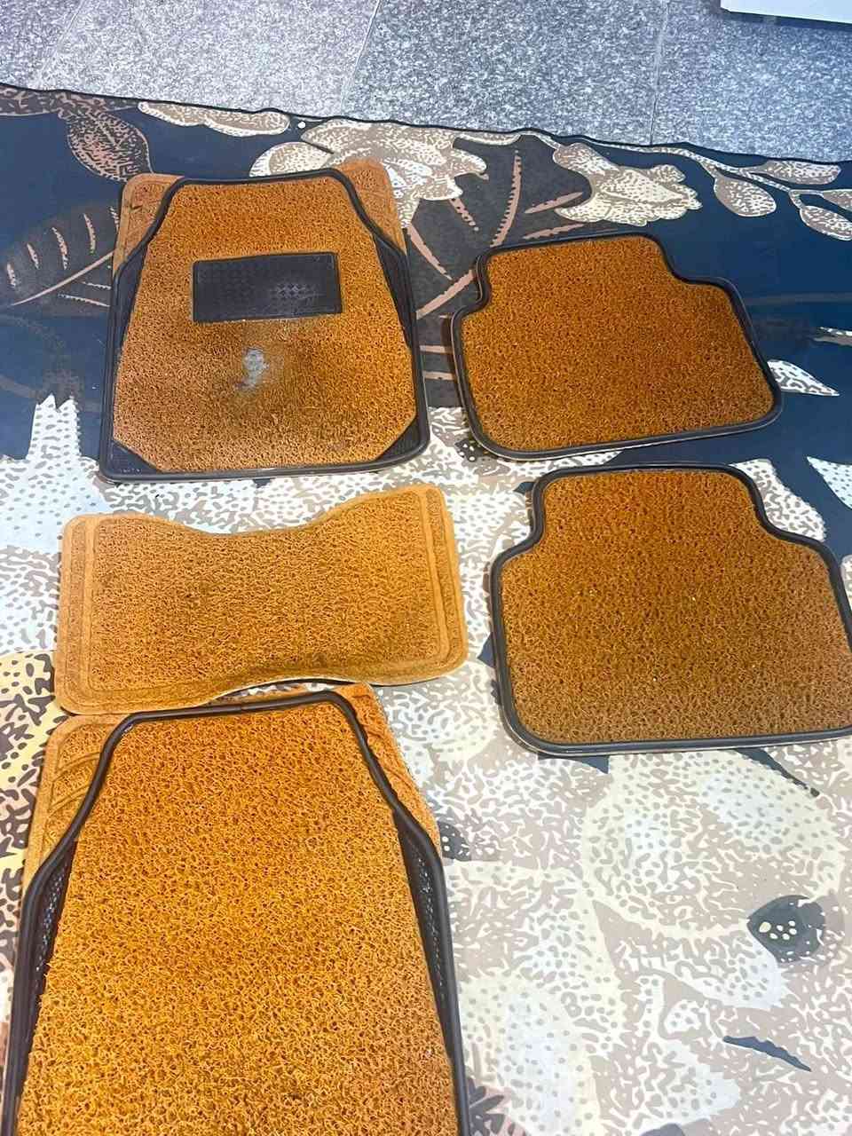 السلام عليكم أرضيات كورلا جدد +ارضيات رزلاين مستعملات+غلاف دشبول وجنطة بسعر مناسب للاستفسار
*********** واتساب
