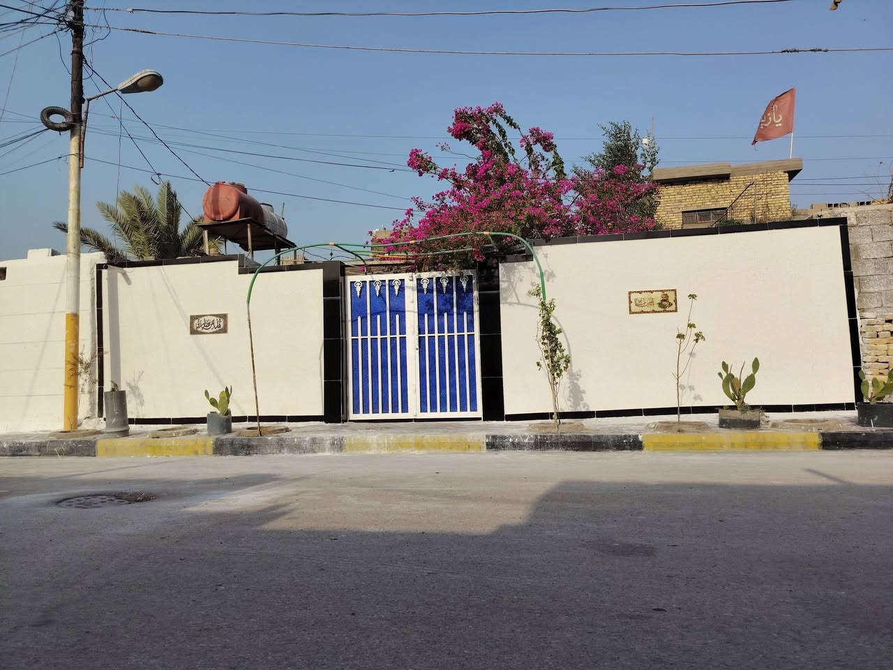 الدار للبيع المكان نعمانيه حي الخطيب قرب صورت الشهداء مساحة  الدار 370۾ غرفتين صاله ومطبخ وستقبال صحيات داخليه وخارجيه وبل اضافه اله حديقه للاستفسار *********** //***********
