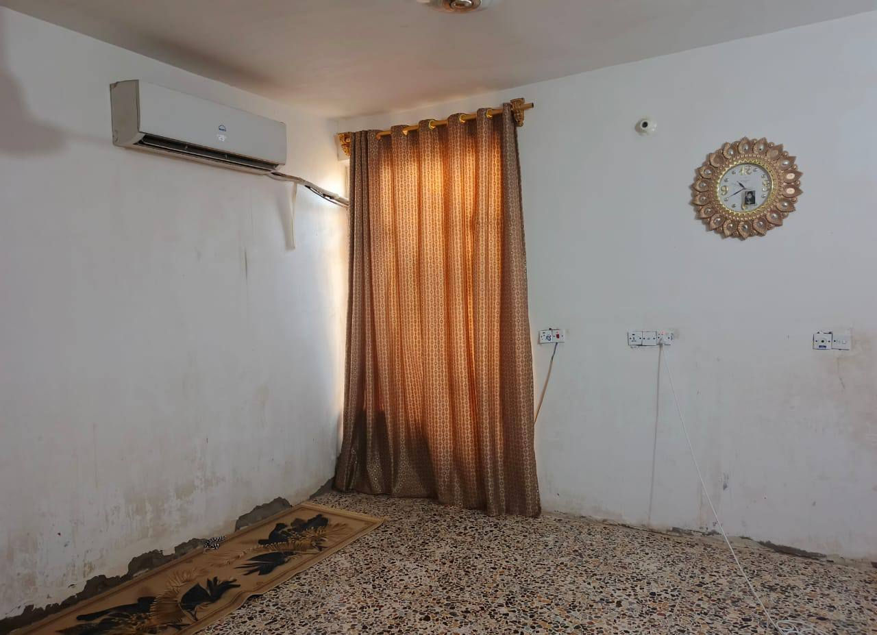 ‏بيت  للبيع في حي الخضراء مقابيل ساحه البيع المباشر قريب علشارع العام
‏
‏المساحة 200متر
‏
‏متكون من غرفتين نوم وصاله ومطبخ واستقبال 
‏
‏خدمات كامله ماء مجاري كهرباء 
‏
‏‪***********
‏‏‪***********‬‏
