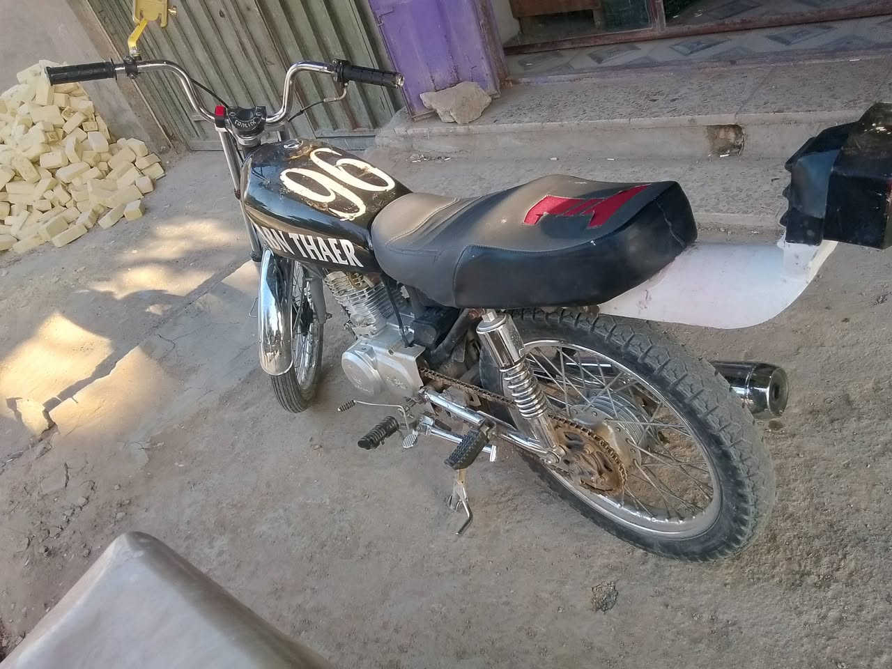 السلام عليكم ورحمة الله وبركاتة
من رخصة الادمن 
عندي دراجه نامه 
شاصي ارشه والباقي نامه سي جي 
اوراقهه اصولي 
السعر 850 و بي مجال للشراي
للاستفسار 
***********
