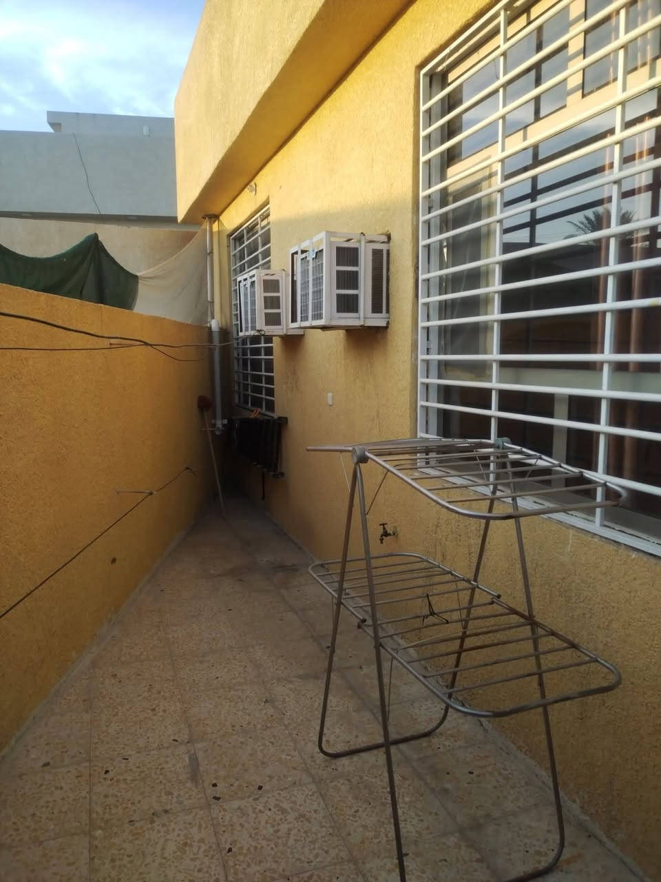 السلام عليكم بيت للبيع مساحه ٣٠٠ طابو زراعية ٢٥ السعر١٦٠ وبي مجال غرف نوم عدد ٢+مطبخ واستقبال والصحيات وصالي كبير العنوان جسر ديالي القديم منطقة التويثا يبعدعن الشارع العام ٥٠متر هاتف ***********
