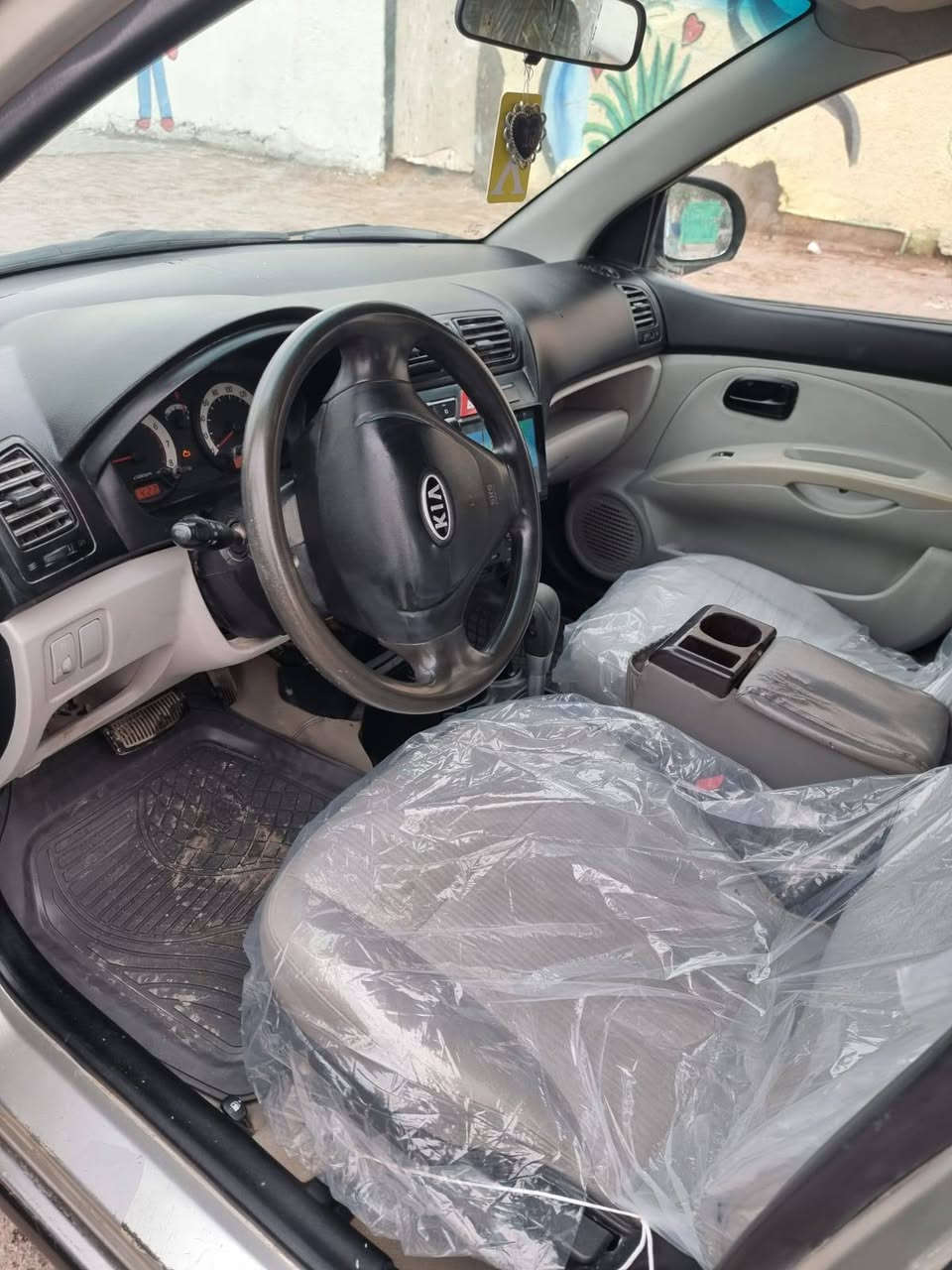 السلام عليكم كيا بيكانتو  خليجي 2009  محرك 1400 اربعه استندر المرقوب سيارة مكفوله من كلشي ماعده صبغ جارده وانصبغت فقط تبريد محرك كير حداده دواخل جاهزه تحويله ثاني يوم عنوان البصرة حي الاصدقاء سعر 68
***********
***********
***********
