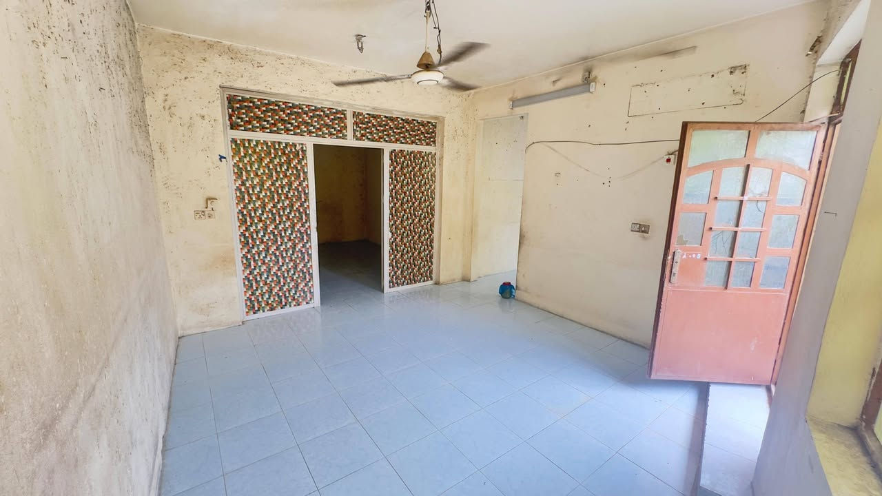 شقه للايجار شارع عمر بن عبدالعزيز خلف منتزه الاخطل مطبخ وصحيات وصاله وغرفه طابق اول من بيت شقه نقصه صبغ عليه اجارها ٤٠٠
***********
