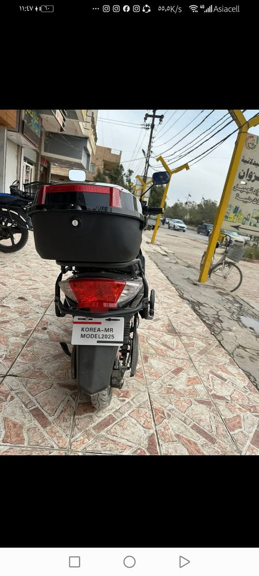 🔹 النوع
دراجه شحن  ( KOREA-MR ) 

مناسب للمشاوير القريبة والتنقل اليومي

🔹 التصميم

لون أسود لامع مع خطوط جانبية أنيقة

تصميم انسيابي وشبابي

مرايات جانبية عريضة للرؤية الواضحة

مصباح أمامي كبير LED يعطي إنارة قوية بالليل

مسند قدم واسع ومريح

🔹 المواصفات المتوقعة (تقريبية حسب هذا النوع)

⚡ المحرك: كهربائي (عادة 800 – 1500 واط)

🔋 البطارية: غالبًا رصاص جل

⏱️ الشحن: 6 – 8 ساعات تقريبًا

🚀 السرعة القصوى: 40 – 50 كم/س

📏 المدى: 40 – 60 كم بالشحنة الواحدة

🪑 الحمولة: شخص أو شخصين (حدود 150–180 كغم)

🔹 الأمان والراحة

فرامل أمامية وخلفية

إشارة يمين ويسار.                              ملاحضه موديل 2025

ضوء خلفي + ضوء توقف.                   صارلي شهر من مآخذه 

قاعدة جانبية + وسطية

مقعد مريح وارتفاعه مناسب

🔹 المميزات

ما يحتاج بنزين ⛽

هادئ جدًا

اقتصادي (شحنه أرخص هواي من البنزين)

سهل الاستخدام  تواصل ***********

