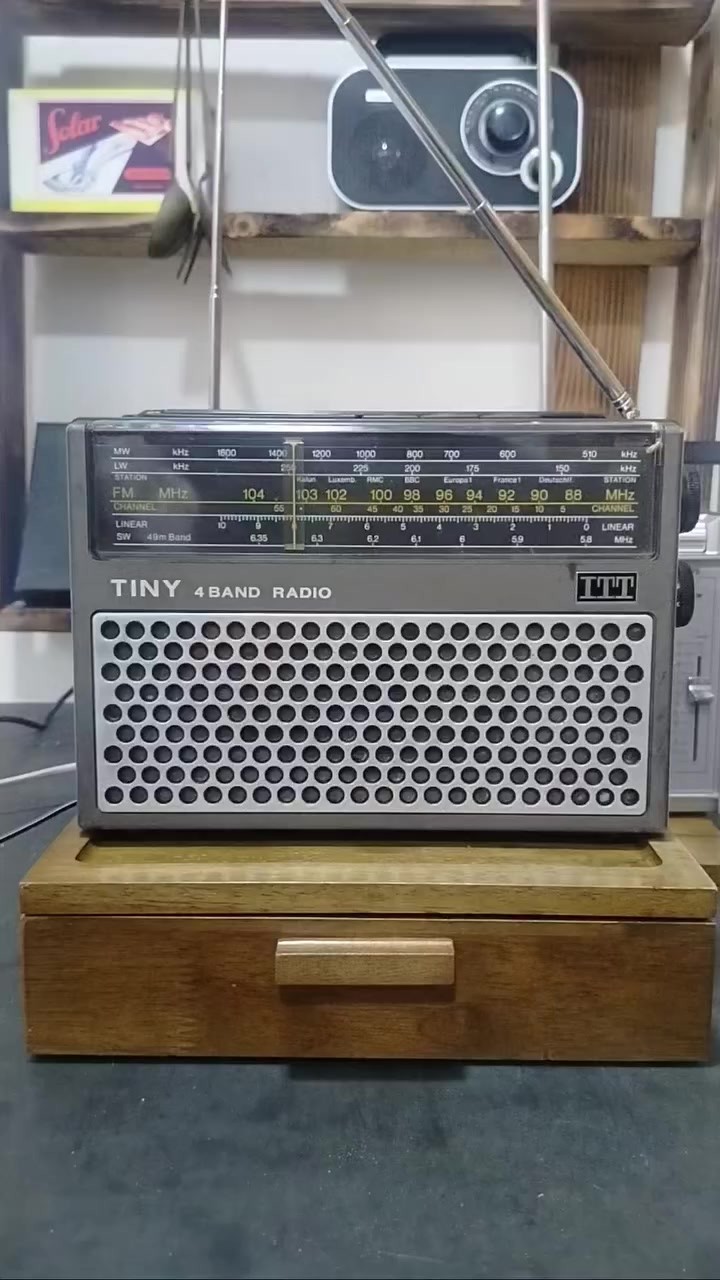 للبيع راديو ماركة ITT
من نوع ITT Tiny 109B، تم إنتاجه في السبعينيات. 
النوع: راديو ترانزستور محمول بأربع موجات (FM، MW، LW، SW). كل الموجات شغاله
بلد الصنع: ألمانيا.
تصميم كلاسيكي وكفر صلب  
نظيف جدا يشتغل باتريات 6 وسط وكهرباء مباشر 220
التواصل على الخاص ا  على واتس اب  ***********
