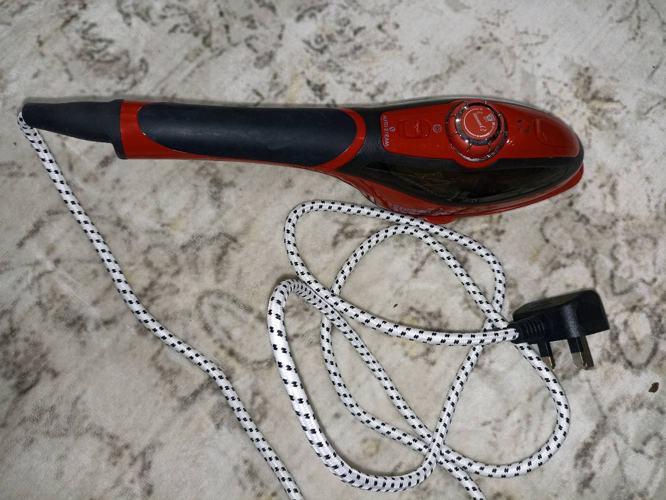 أنا أعرض مجموعة متنوعة من البضائع للبيع، تتضمن جهاز بروجيكتور LED بحالة ممتازة شامل صندوقه الأصلي والريموت، كرسي استرخاء مريح مثالي للنزهات أو حديقة المنزل، ماكينة حلاقة كهربائية مع ملحقاتها جاهزة للاستخدام، مسند سيارة متعدد الوظائف بحالة جيدة يحتوي على مساحة تخزين وأماكن للأكواب، مكواة بخار يدوية نظيفة وقوية للأقمشة، فرشاة شعر كهربائية تُسهّل التصفيف والتجفيف في آن واحد، مكواة كهربائية حديثة بحالة جيدة، منظار مع حقيبته لحماية العدسات وسهولة الحمل، وأخيراً مصباح طاولة بتصميم أنيق. جميع الأدوات بحالة ممتازة وجاهزة للاستخدام الفوري.