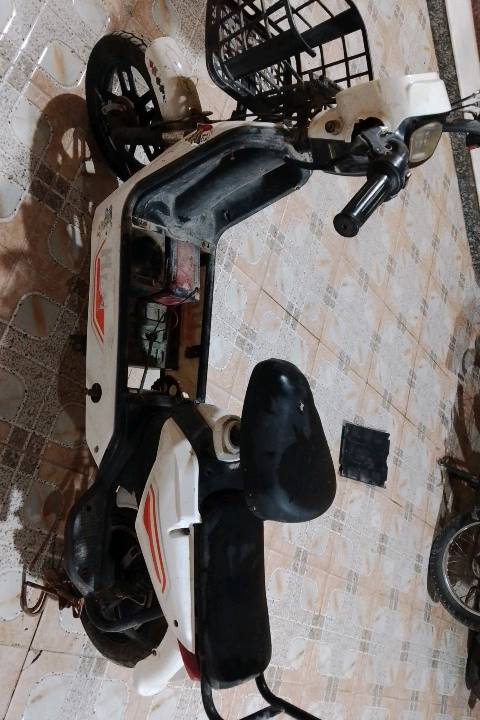 ناقصها بس بطاريتين الموقع بالبصره باب الخصيب باب السيمان كامل تشتغل بس ناقصها بطاريتين 
