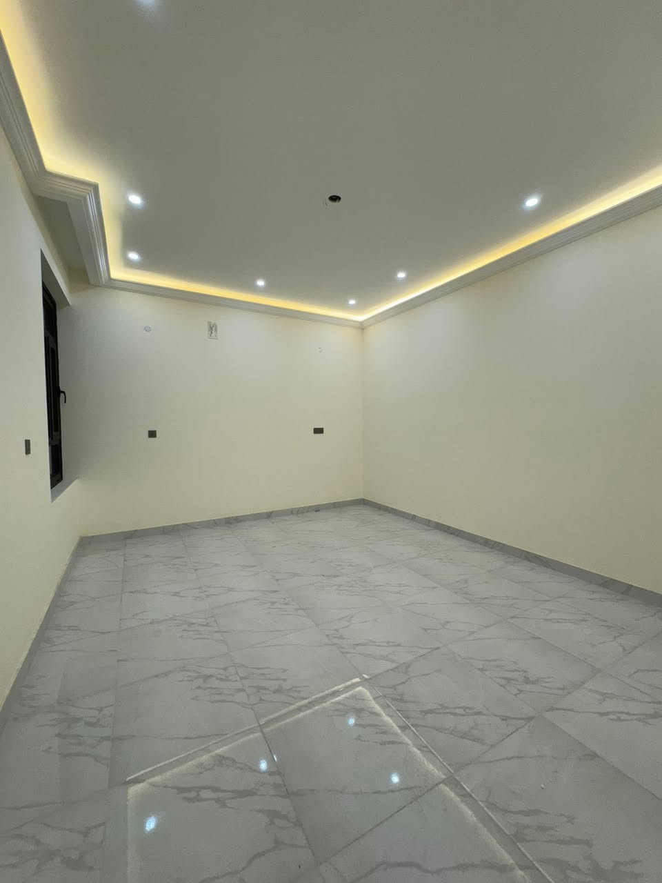 بسم الله الرحمن الرحيم
مكتب مهند الغريري للوساطه العقاريه 

للبيع بغداد السيديه مربع كامل ساجد دار 🏠 سكني 

مساحه ١٥٠ متر واجه ٧:٥٠ نزال ٢٠ 

شارع ١٢ م

يحتوي كراج صاله مطبخ هول خدمات صحيه 

٤ وغرف نوم ٤ بيت بناء زير ممسكون سابقا بناء ٢٠٢٥ 

درجه اولى واجهيه مرمر مودرن ارضيات مرمر شغل 

فخم 

وكل هاذا والسعر ٧٦٠ مليون قابل للتفاوض 

لمعرفه تفاصيل اكثر او معاينه العقار 

مرجعه المكتب السيديه شارع العلوه مقابيل مدرسه 

حلم الغد الاهليه وقرب مطعم سماش 

مهند الغريري للعقار 

***********
