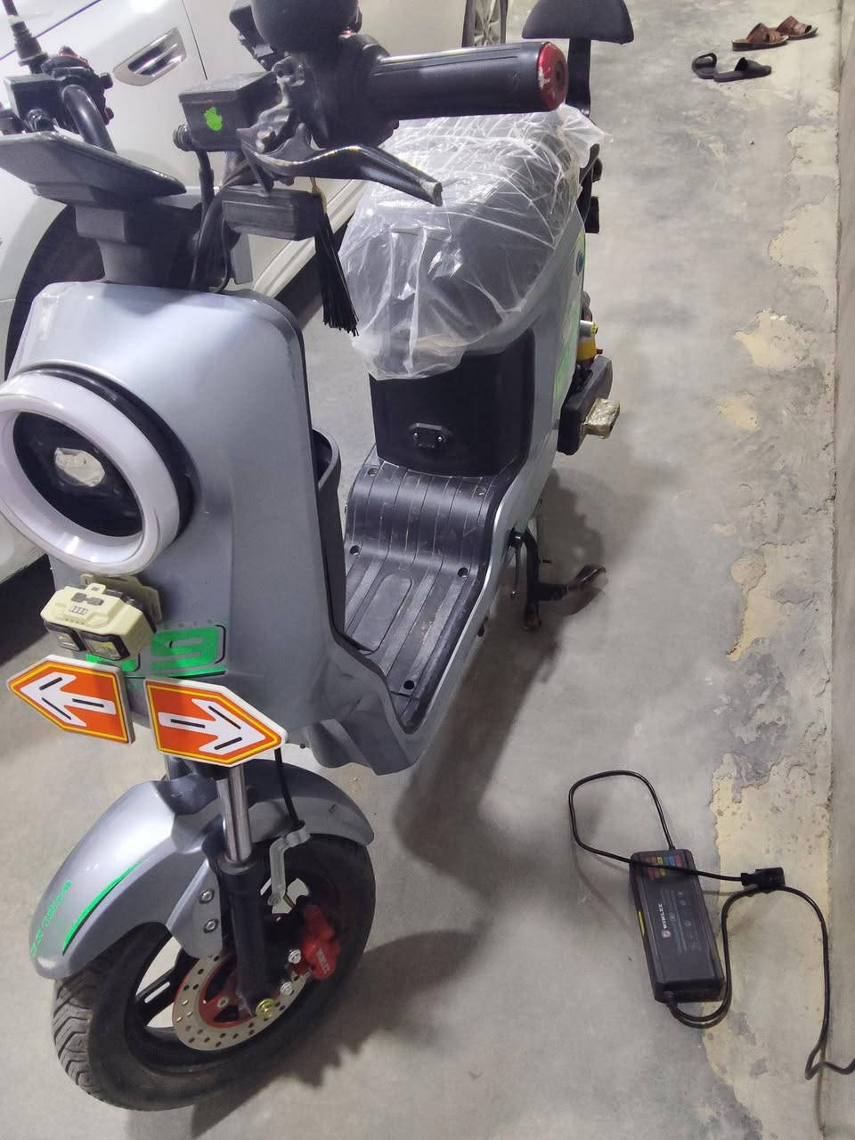 دراجه شحن  نوع  R9 Wenley 
ملف 1500 W
5 بطاريات نوع رصاص محسن من شركه. Wenley الاصليه
مده استخدام الدراجه فقط 3 اشهر 
البطاريات بحاله جيده جدا 
العطل الوحيد بيها فقط الشاشه ولعطل اجه بلادي 
والكسر الوحيد بيها يده البريك الخلفي فقط من بدايه اليده 
الكفرات كله سليمه ونضيفه جداا 
بريكات هيدروليك 
شاحنه عداد اصليه 
لدراجه بيه نضام لP وايضا نضام الرجوع للخلف
سرعه الدراجه الفعليه 60 بلشحن الكامل 
لون الدراجه سلفر مطعم باخضر 
الدراجه. مزوده بزنون فدرالي قابل للشحن 

سعر الدراجه 375 قفل غير قابل للنقاش
المكان كربلاء طويريج
الاستفسار المراسله خاص


**إذا كنت صاحب هذا الإعلان وتريد حذفه لأي سبب، رجاءا أرسل رسالة إلى الدعم الفني**