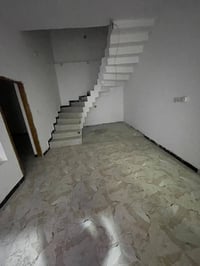 بيت طابق اول درج معزول تحتوي على ديوان غرفتين وصاله ومطبخ وصحيات وطارم...