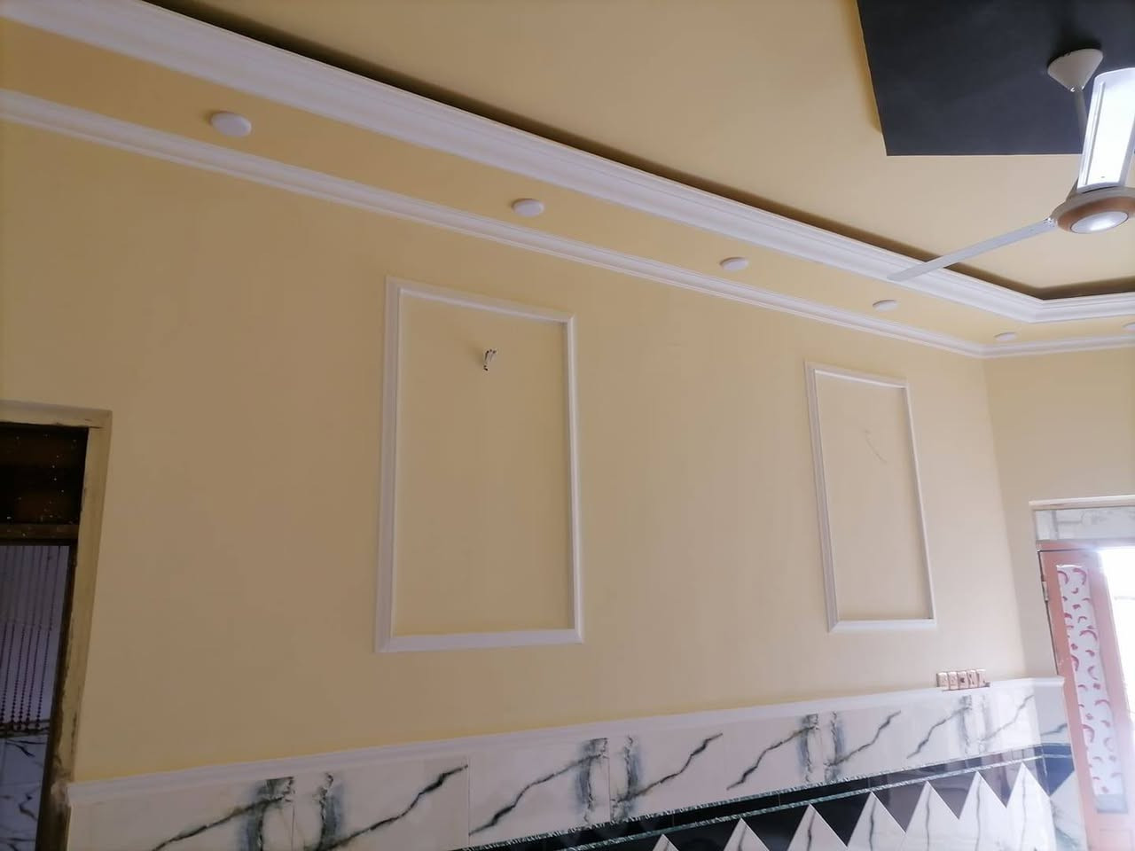 مستعدون لصباغة ابواب وشبابيك والجدران /تغليف فلين/  / تغليف ورق جدران / للاستفسار الاتصال☎️📲/*********** //ميسان متوفر حاليآ 📞 كادر صباغ دوار حكوميه المدارس رقم ثاني متوفر *********** صباغ وجهيات
