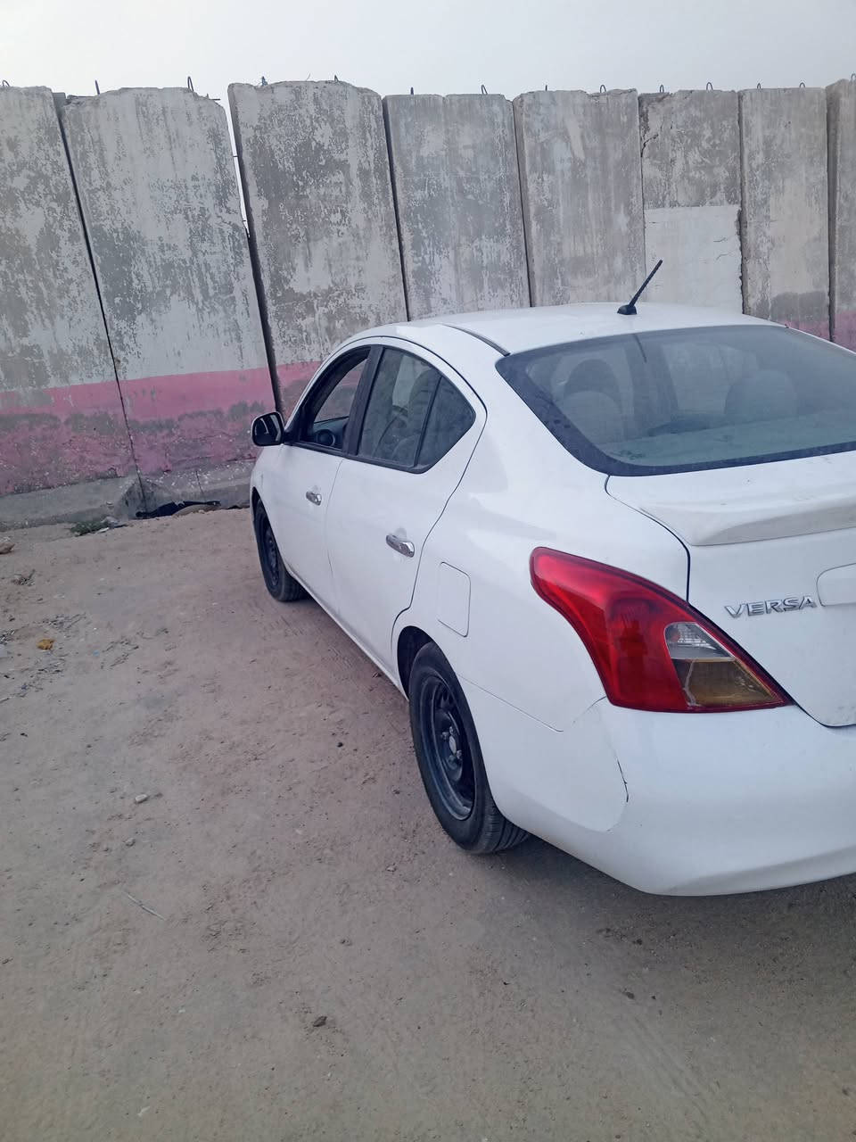 سلام عليكم اخوان نيسان فيرسا للبيع موديل 13 امريكيه ضربه بنيد وجملغ امامي وبارد جاملغ خلفي مكينه 1600  لاتصال *********** بغداد بسمي انكليزي
