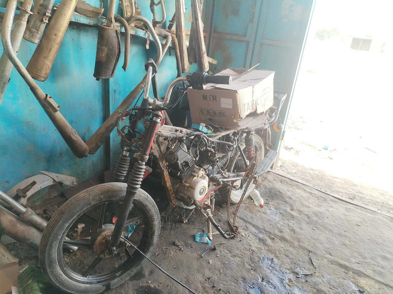 سلام عليكم شباب دراجه بوكسر كلاسيكي موديل 22كلك 
كلك مكفوله من السرقه شاصيه مكسور ولاحمه توني مجفته وما تشتقل قراضه موجوده كله سعر 350وبيه مجال تفاصيل عله رقم *********** واتساب
