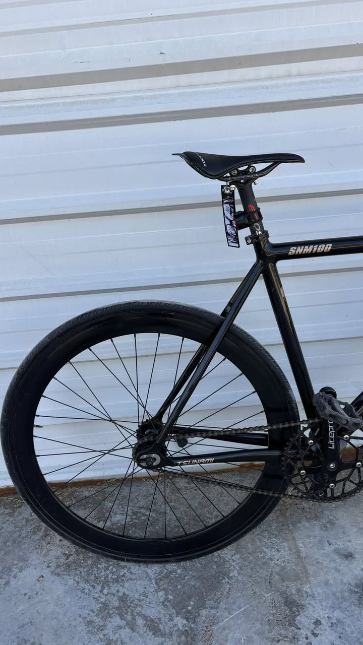•	الماركة: Tsunami
• الموديل: SNM100
 • النوع: Fixed Gear / Single Speed
 • الفريم: ألمنيوم خفيف الوزن (خفيف وسريع)
 • اللون: أسود مع كتابة ذهبي
 • المقود: دروب بار (Road Drop Bar)
 • الرنك: ألمنيوم مع كرنك قوي
 • الجنطات: عريضة ستايل ديب رِم (شكل سبور)
 • الفرامل: أمامي (مركب فرامل أمامي)
 • الحالة: نظيفة جداً / مثل ما مبين بالصور
 • مناسبة للطول: تقريباً من 168  – 177 سم (قياس الفريم M )


**إذا كنت صاحب هذا الإعلان وتريد حذفه لأي سبب، رجاءا أرسل رسالة إلى الدعم الفني**