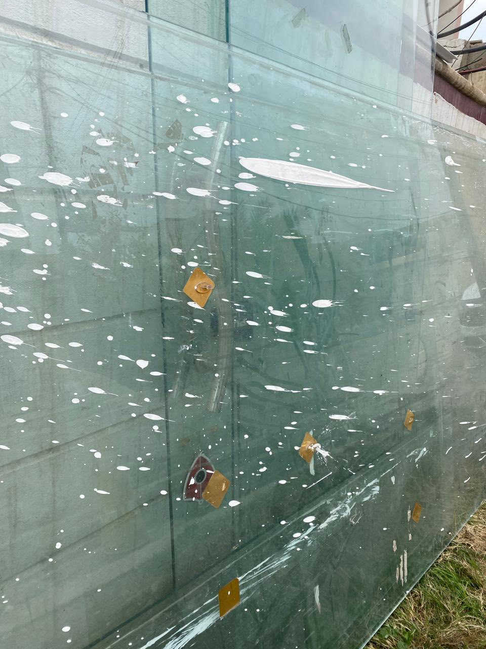 السلام عليكم  
واجهة محل قياس ٦ متر بيها ٣ بيبان 
نظيفة جدا قيم واخذ 
للتواصل وتساب ***********
